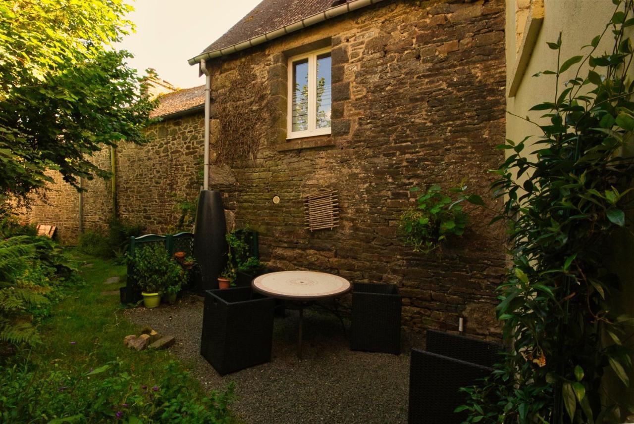 Auberge Le Canard Qui Rit Plélauff 外观 照片