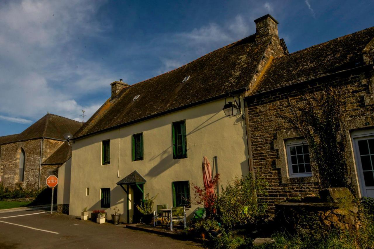 Auberge Le Canard Qui Rit Plélauff 外观 照片