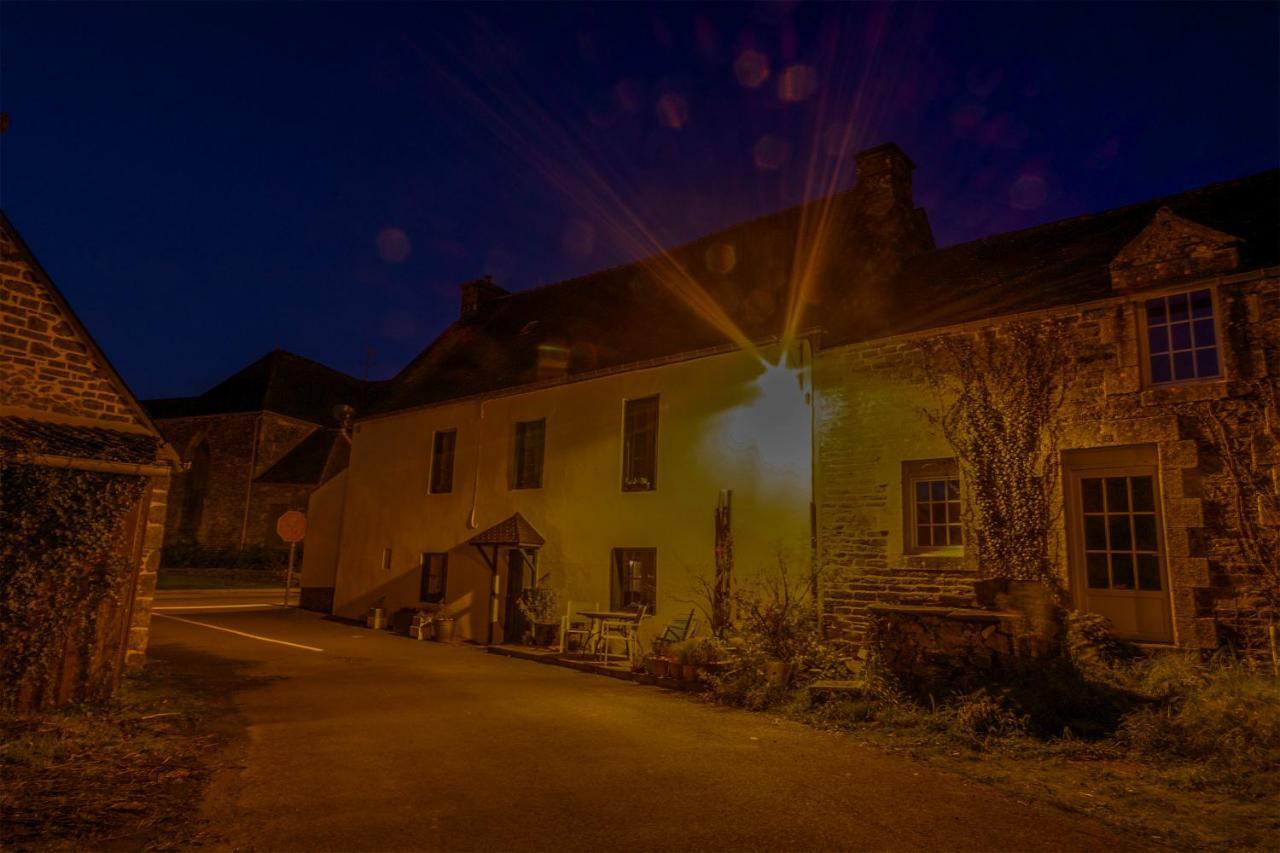 Auberge Le Canard Qui Rit Plélauff 外观 照片